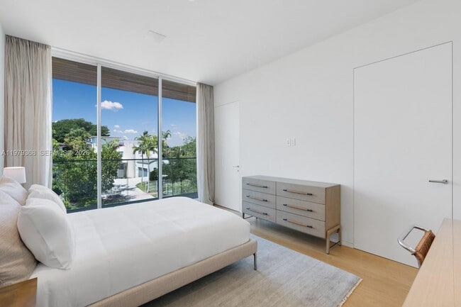 Building Photo - 1051 W 48th St