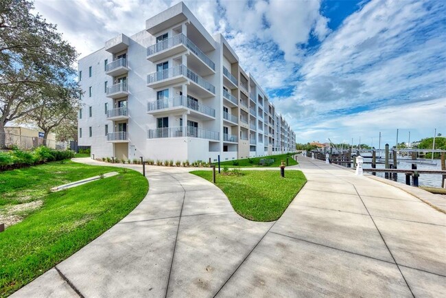 Building Photo - 1703 N Tamiami Trl
