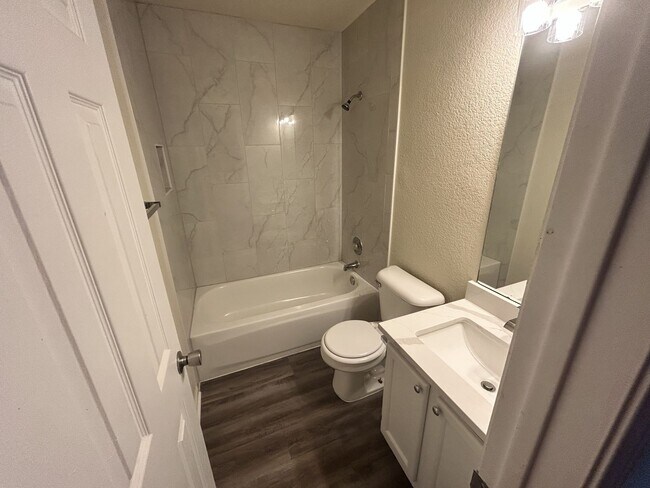 Building Photo - 5106 Glennwood Dr