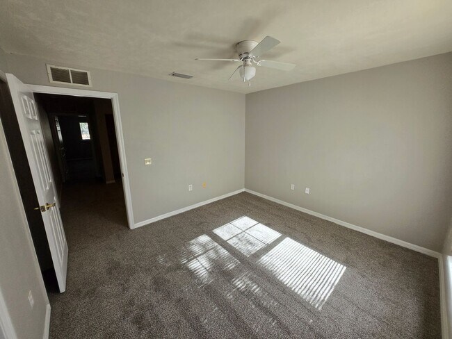 Building Photo - 2 Bed / 2.5 Bath Townhome with Upstairs Office/Sitting Area – Eagle Trace