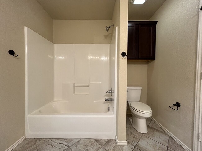 Building Photo - Duplex Located Just Off S. Loop Convenient...