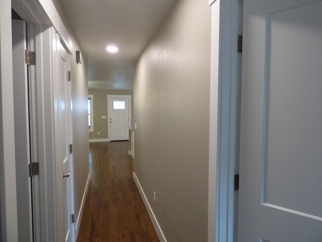 Building Photo - Merry Christmas!  This home is available now, with December rent free!