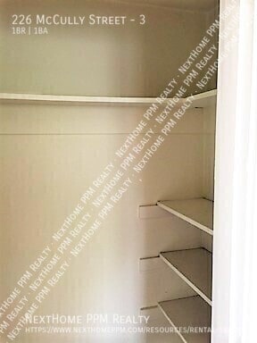 Building Photo - 226 McCully St