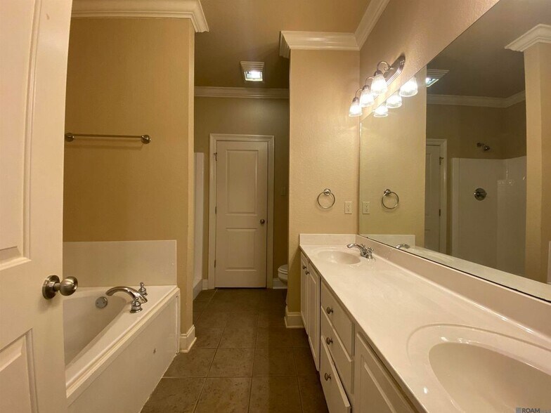 Building Photo - 4848 Windsor Village Dr