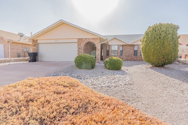 Primary Photo - Inviting 3 Bed 2 Bath - Pet Friendly!
