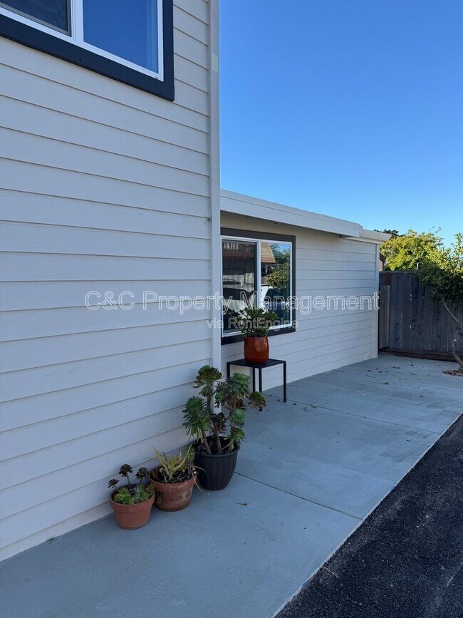 Building Photo - 727 2nd St