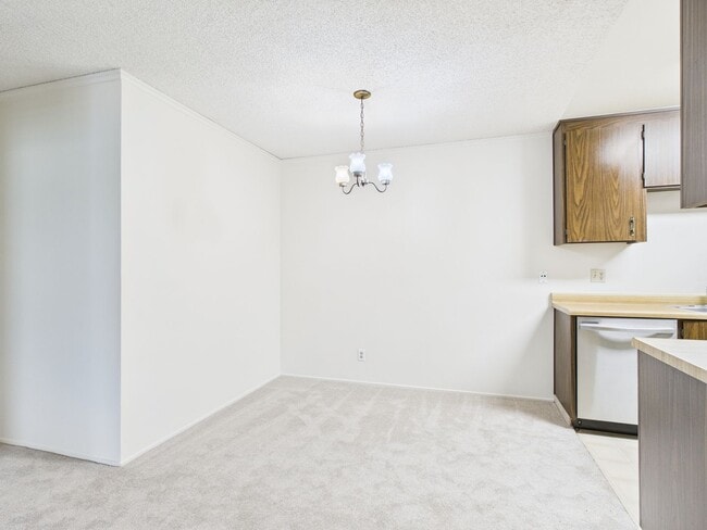 Building Photo - 1/1 Golden Oaks Condo for rent