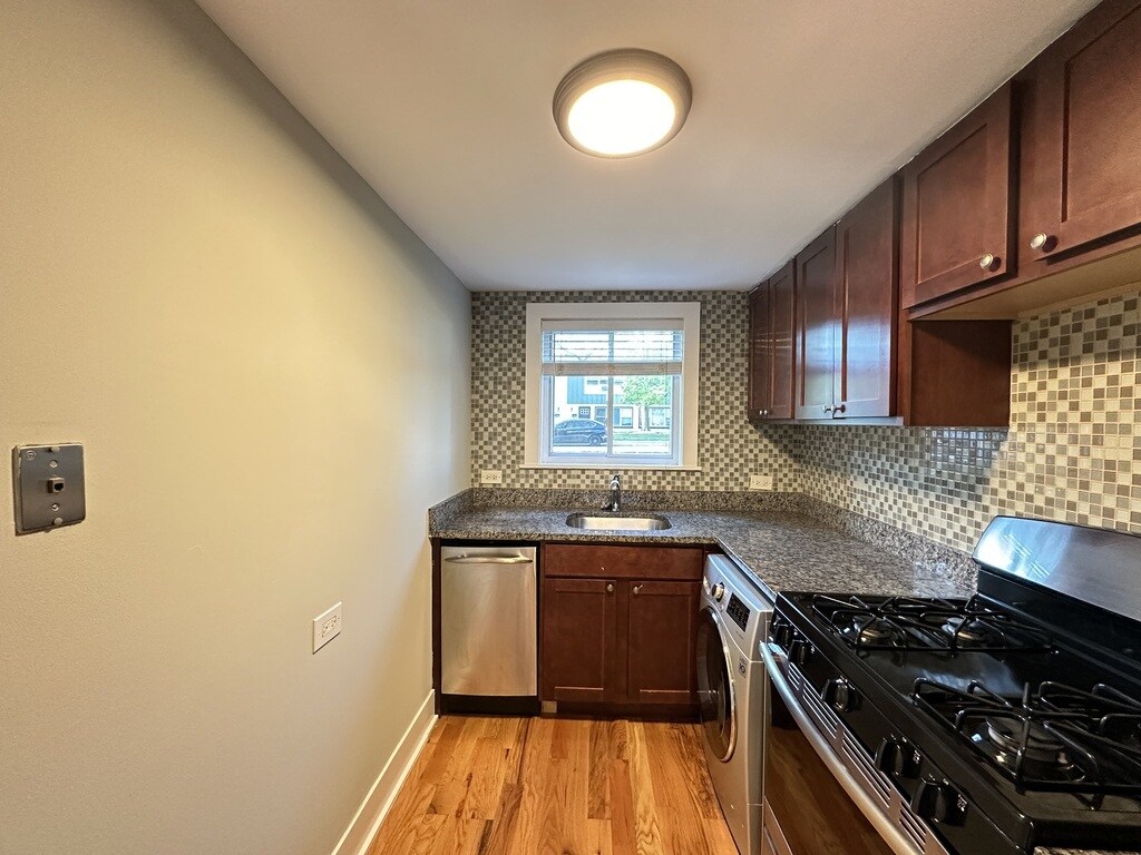 Building Photo - 440 W Elm St