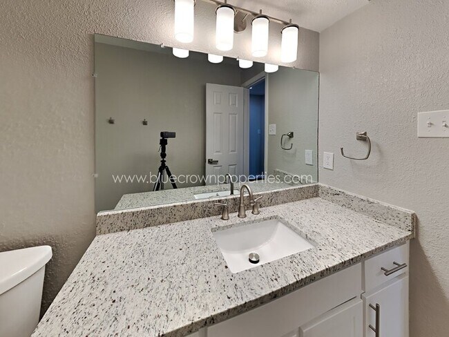 Building Photo - 615 Stoneybrook Dr