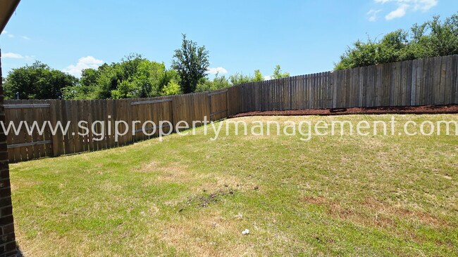 Building Photo - 942 Primrose Dr