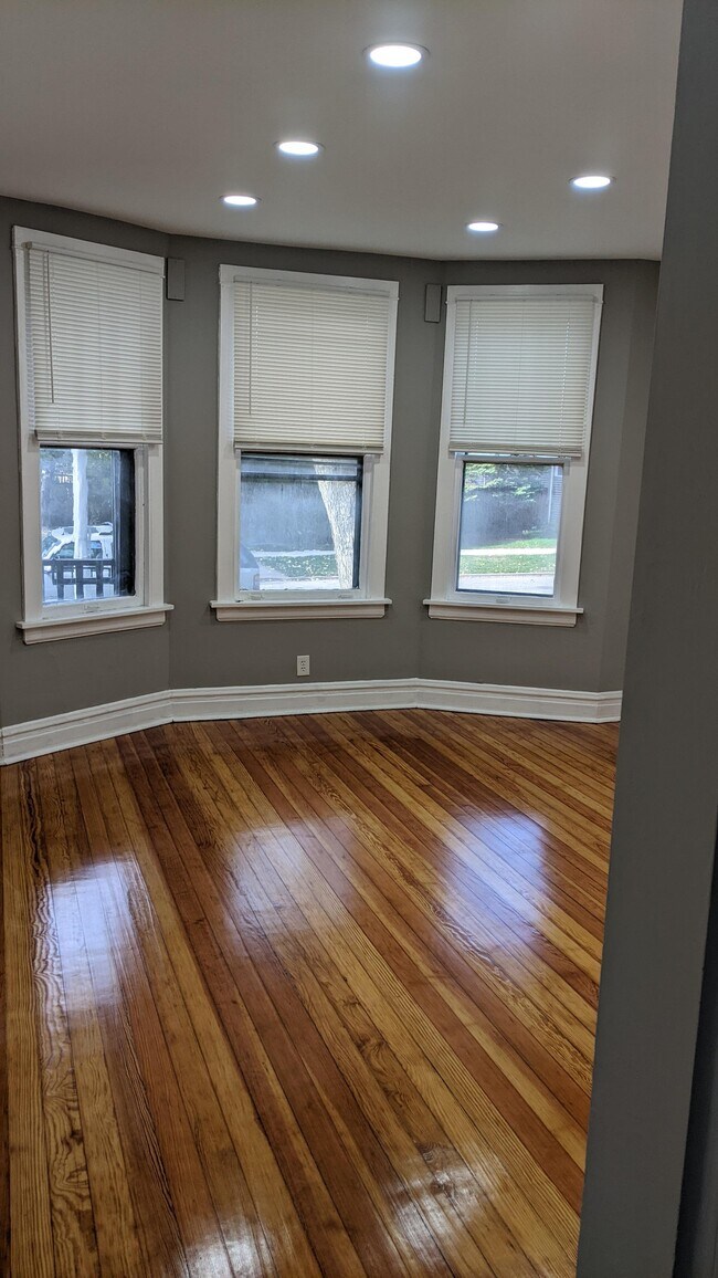 Building Photo - 1114 Elgin Ave