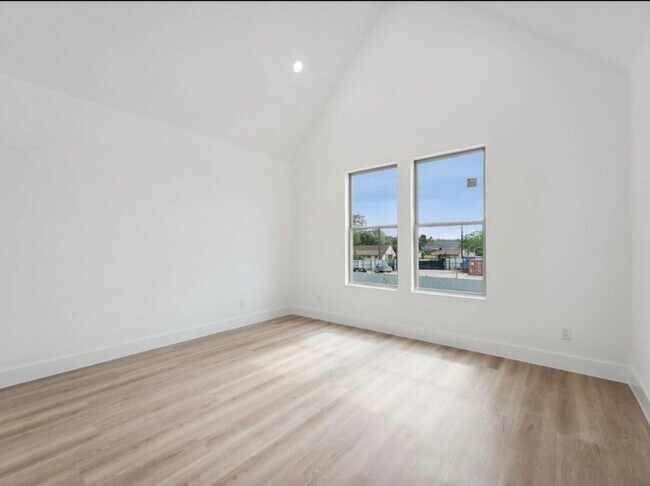 Building Photo - 7418 Maxroy St