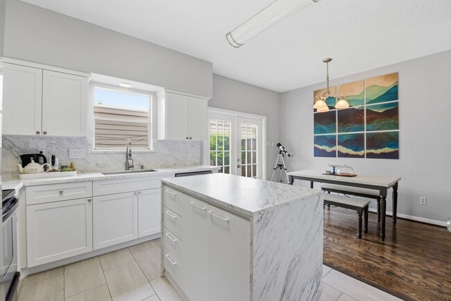 Building Photo - 1011 Fountain View Dr