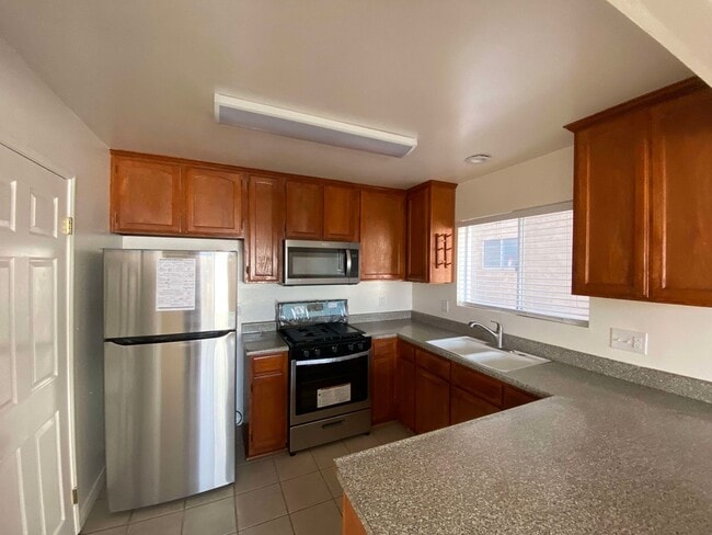 Building Photo - 762 W 21st St