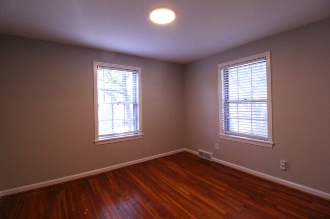 Building Photo - October FREE On This 2 Bedroom 1 Bath Dupl...