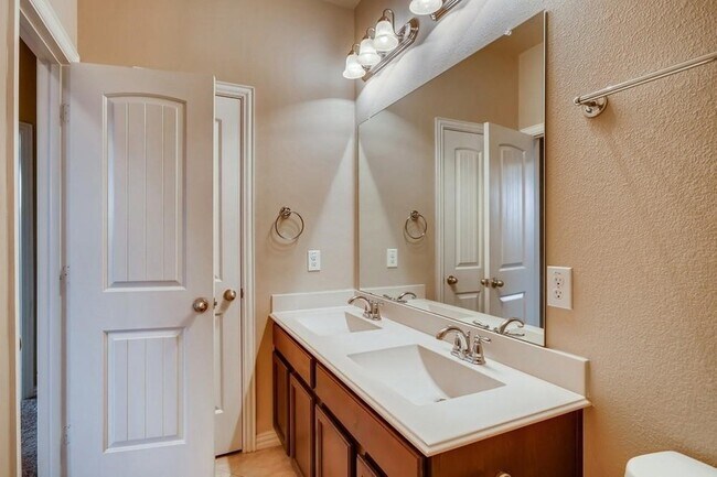 Building Photo - 2753 Calmwood Dr