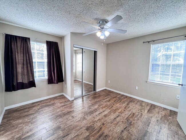 Building Photo - Windsor Park #1118 - On several bus routes to UF