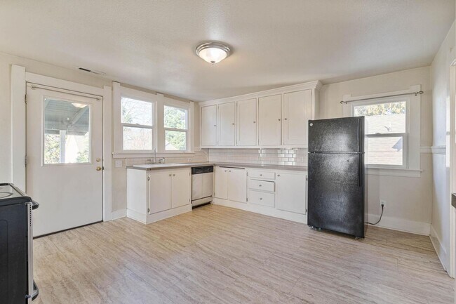 Building Photo - Charming, vintage 2-bdrm/1-bath upper in Richmond neighborhood. W/D, storage, off-street parking