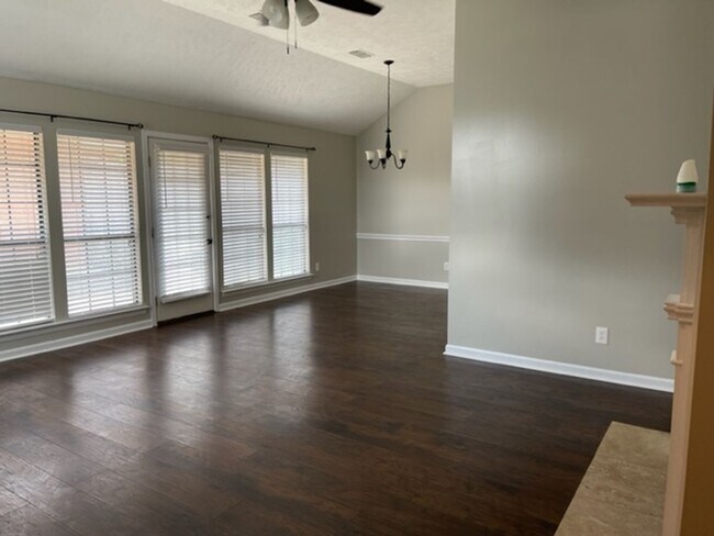 Building Photo - 1604 Queen Elizabeth Ct
