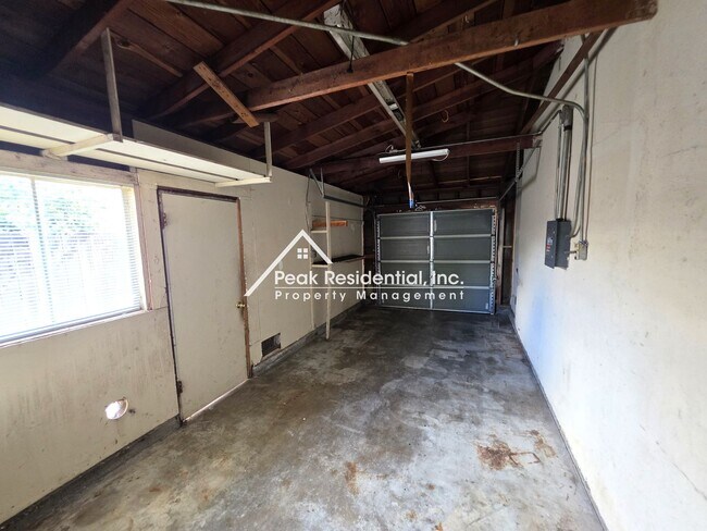 Building Photo - A Charming 3bd/1ba Fruitridge Manor Area Home with Garage
