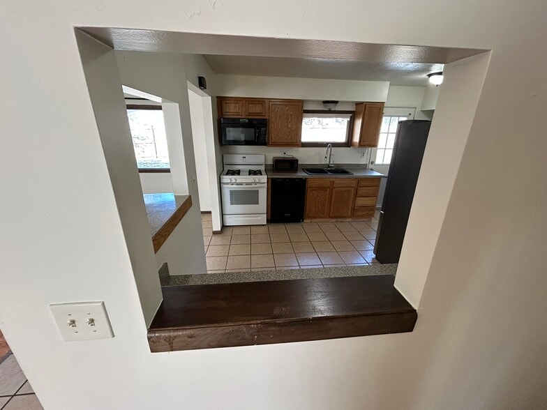 Building Photo - 1882 Paul Dr