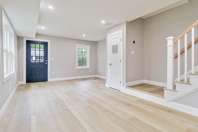 Building Photo - 192 Main St