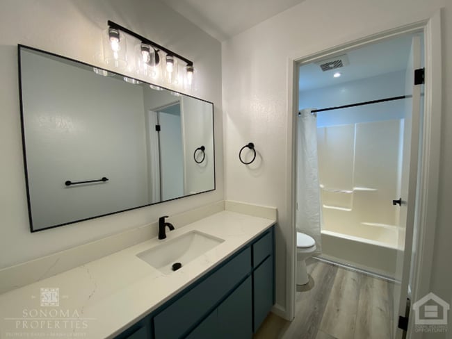 Building Photo - 2BD/2BA Upstairs Duplex with Garage