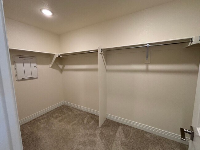 Building Photo - Elegant 3BR Townhome