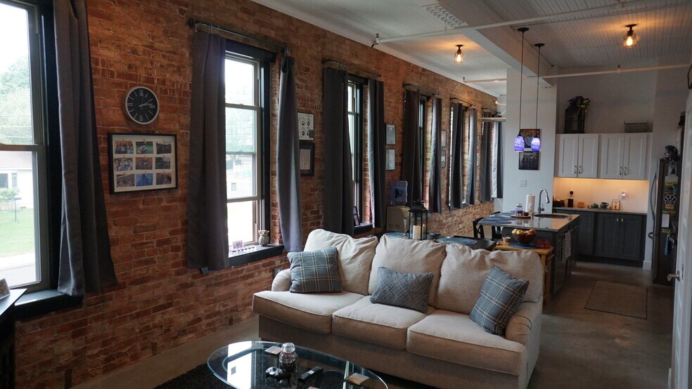 Cool 1 bedroom Industrial Loft - 820 W Market St