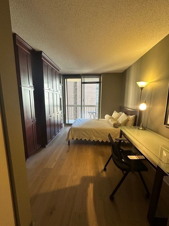 Building Photo - 222 N Columbus Dr