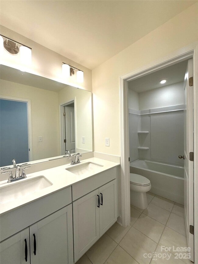 Building Photo - 6032 Mariemont Cir