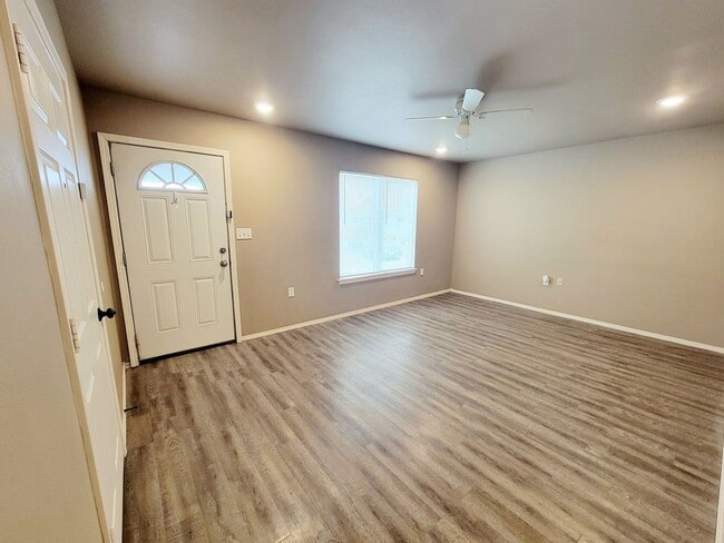 Building Photo - 3 bedroom 2 bath home