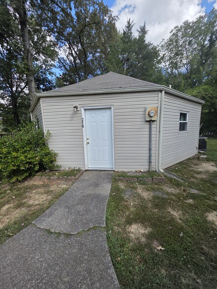 Entrance Exterior - 216 Roundhouse Rd