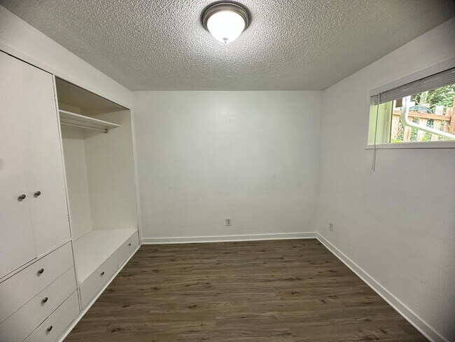 Building Photo - ZAGY Gig Harbor 10 (6311/13)