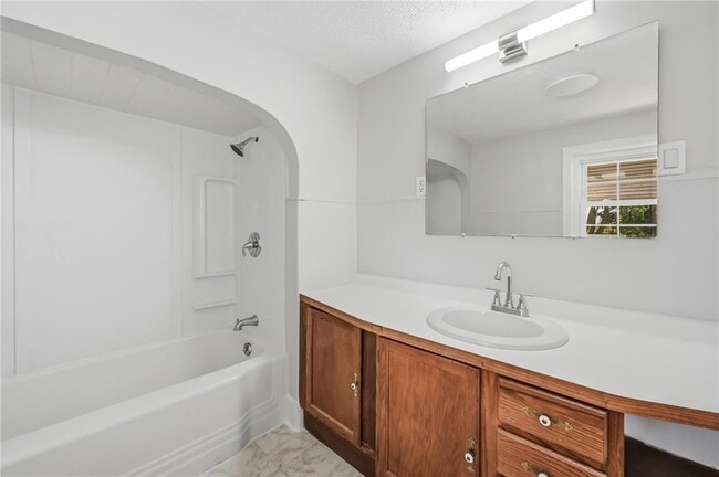 Building Photo - 1060 S Hermitage Rd