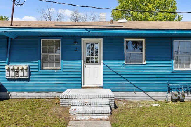 Building Photo - 2101 Montclair Dr