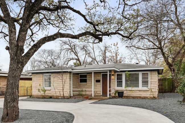 Building Photo - 2018 Remodeled 3 bed / 2 bath - wood / tile floors, fenced yard. Hyde Park / Downtown