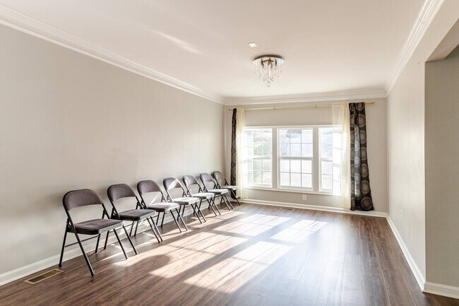 Building Photo - 301 Rollason Dr