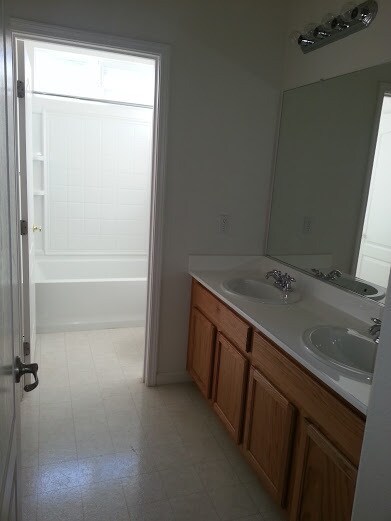 Building Photo - Free Rent for the rest of July Beautiful h...