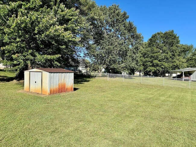 Building Photo - 5609 Landrum Dr