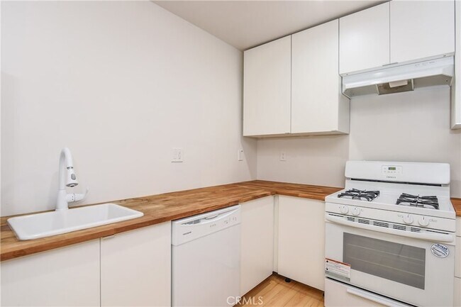 Building Photo - 11921 Goshen Ave