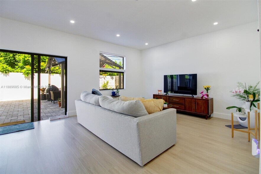 Building Photo - 21016 NE 2nd Ct