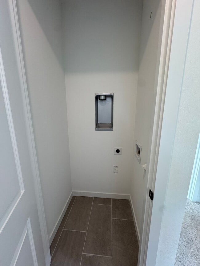 Building Photo - L0652