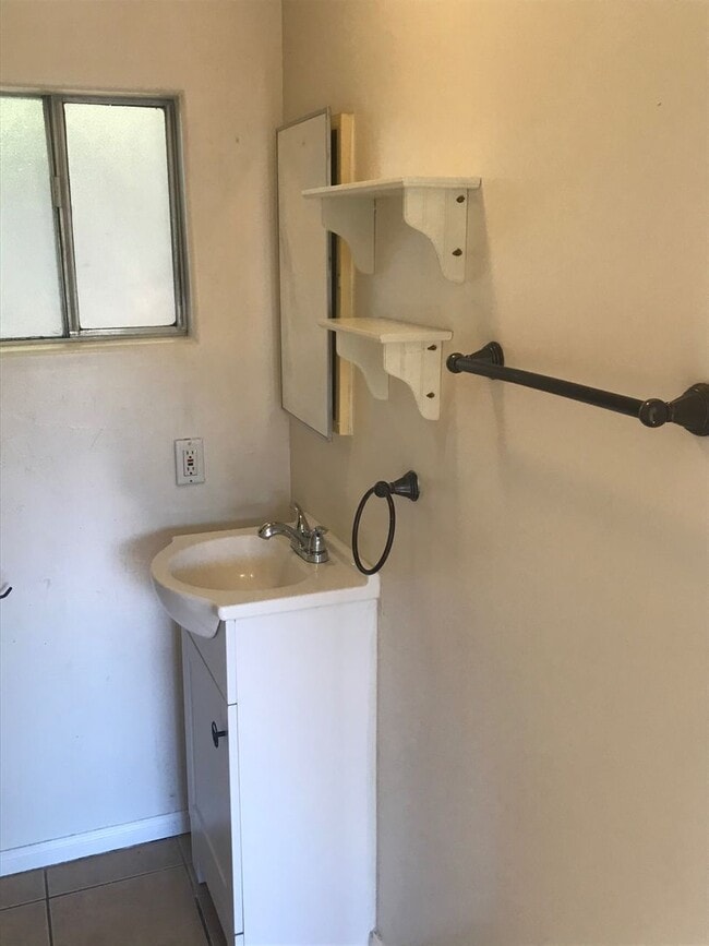 Building Photo - OJAI One bedroom cottage!