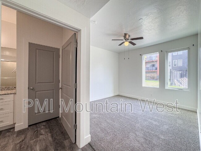 Building Photo - 875 S Depot St