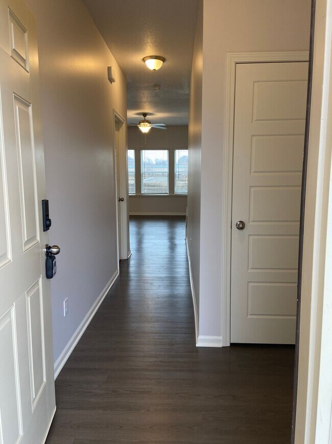 Building Photo - Modern Spring Hill Living | 3 Bed, 2.5 Bath Home with Loft, Open Floor Plan & Privacy Fence!