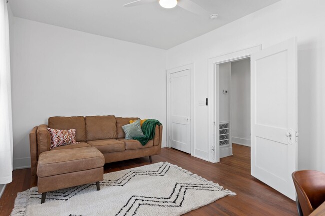 Building Photo - 3 Bed | 2 Bath | Fenced Backyard + Beautif...