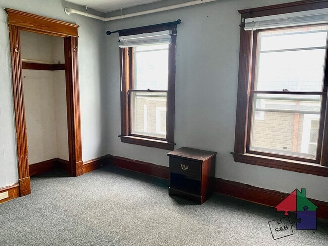 Building Photo - Spacious 8 Bedroom, 3 Bathroom Home for Re...