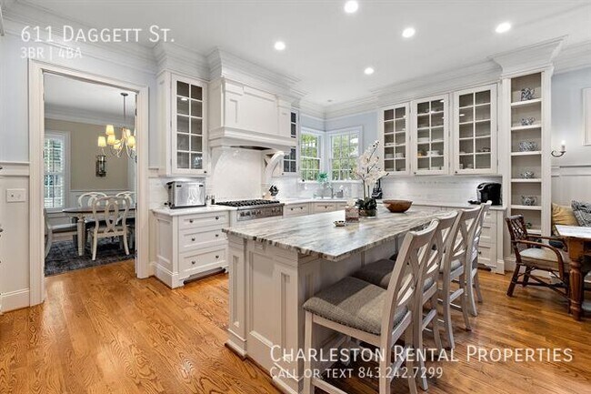 Building Photo - 611 Daggett St