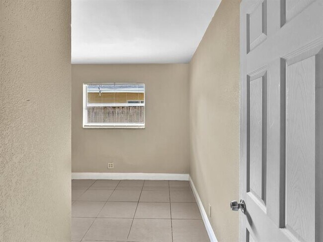 Building Photo - 705 SW 15th Ave